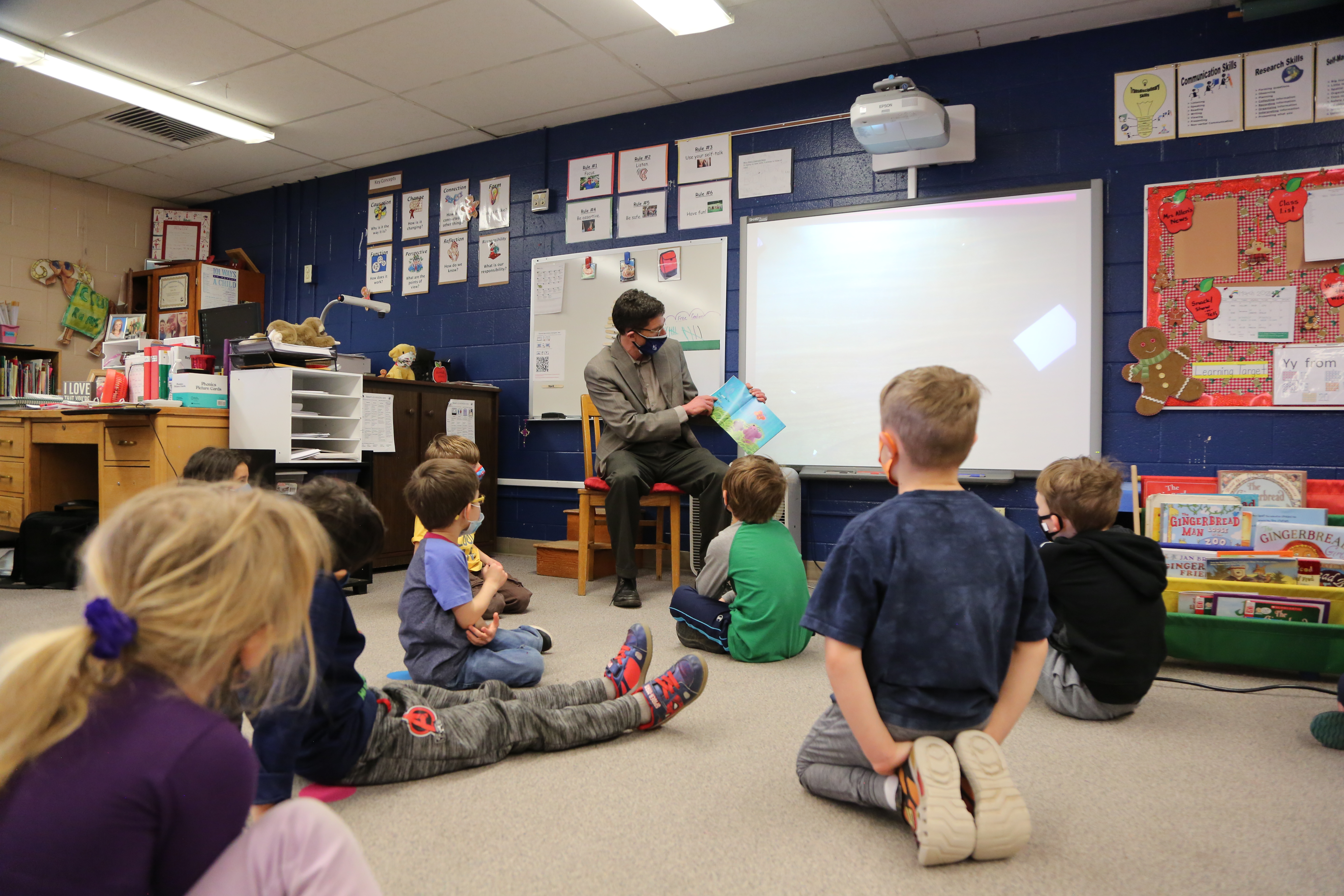 Christophe Febvre reads to elementary students in a classroom.
